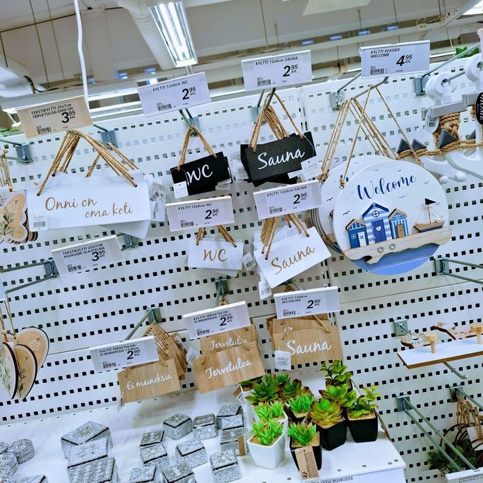 Koriste-esineitä hintoineen Mänttä-Vilppulassa